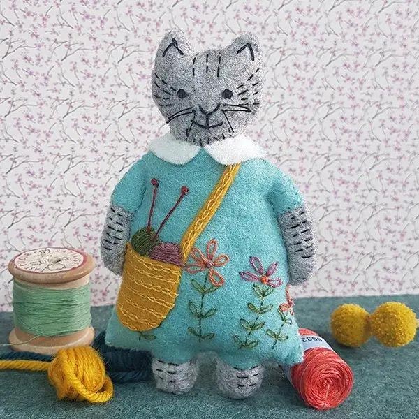 Mrs. Cat Loves Knitting Felt Craft Kit - 0608603783070