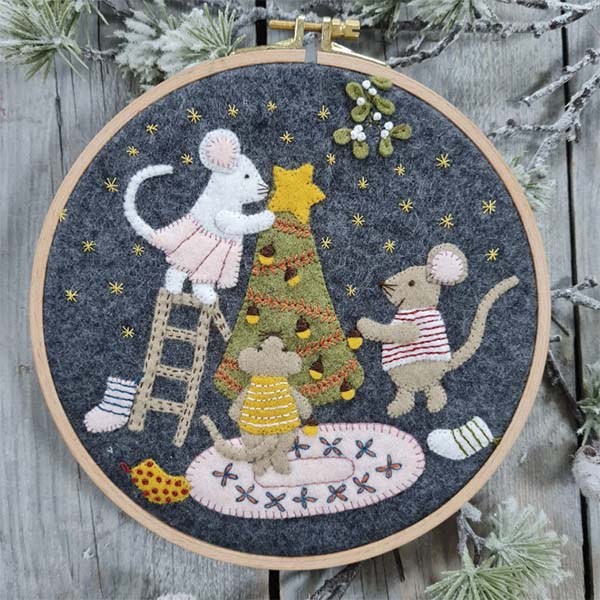 Christmas with the Mouse Family Felt Appliqué Hoop Kit - 0619438956928