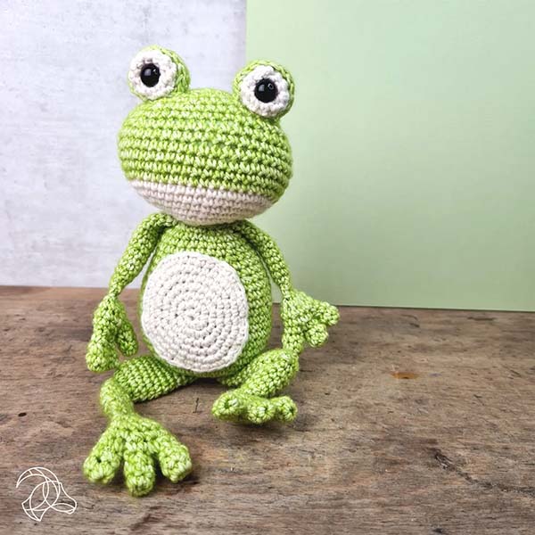Hardicraft DIY Crochet Kit - Vinny Frog - Lifestyle